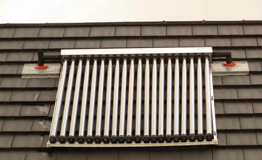 Röhrenkollektor einer Solarthermieanlage auf einem Schieferdach