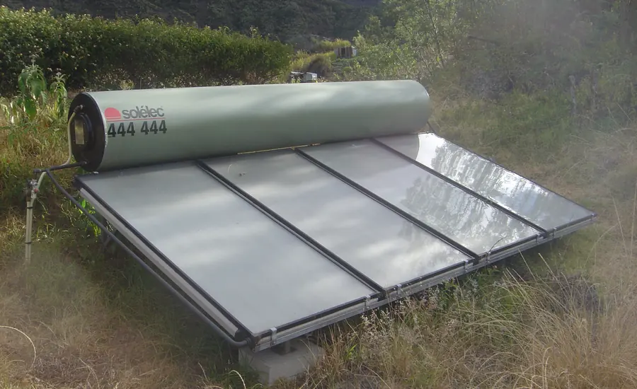 Thermosiphon-Solaranlage mit Flachkollektoren und liegendem Speicher