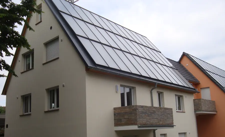 Große Solarthermie-Kollektorfläche auf dem Dach eines Mehrfamilienhauses