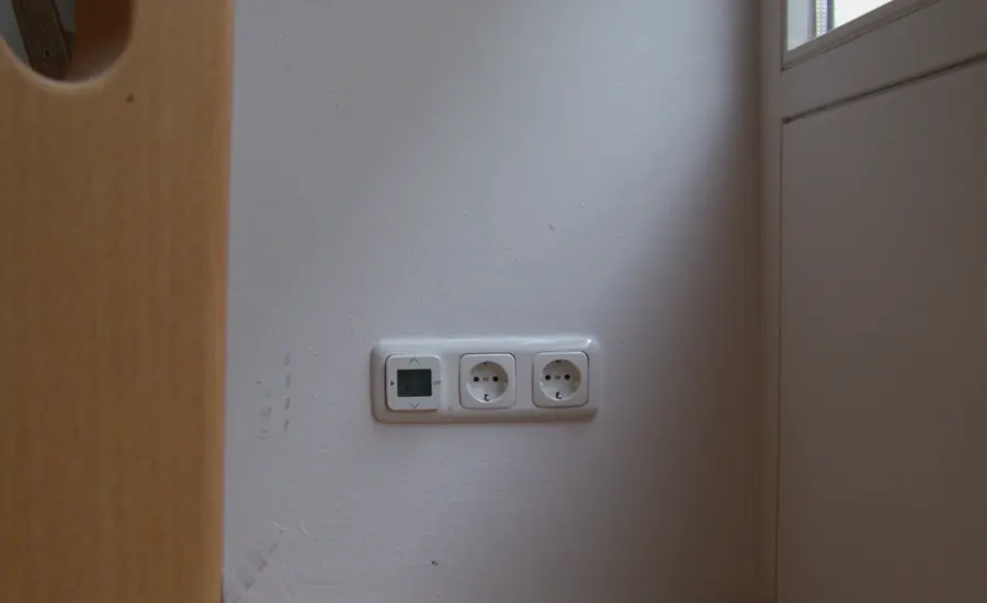 Doppelsteckdose mit Datenanschluss an einer Zimmerwand