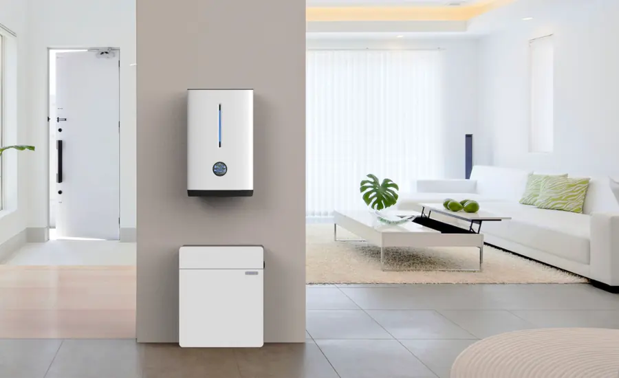 An einer Innenwand montierter weißer Heimspeicher mit zugehörigen Elektronikgehäusen