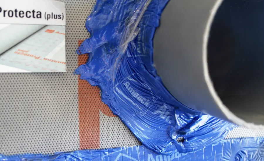 Blaues Dichtklebeband um eine Rohrdurchführung in einer Unterdeckbahn