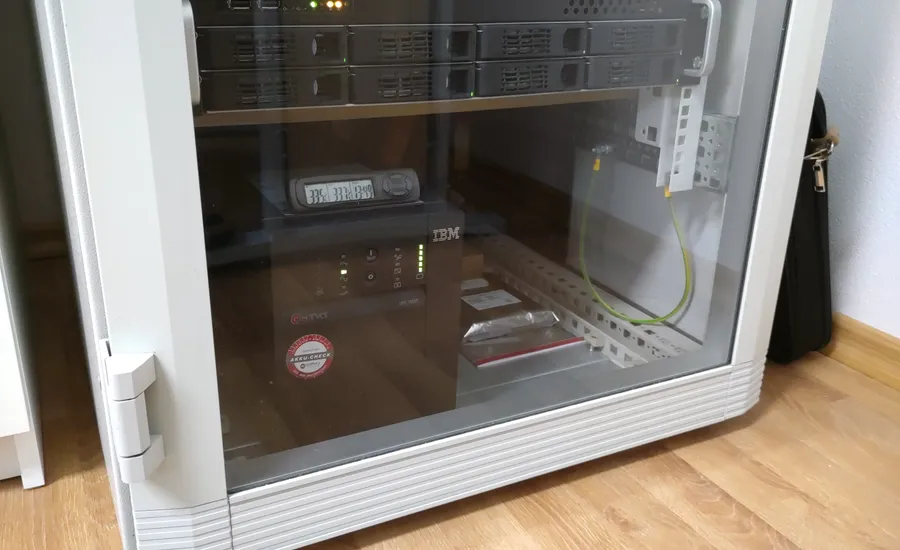 Unterbrechungsfreie Stromversorgung unter einem Server im verglasten Netzwerkschrank
