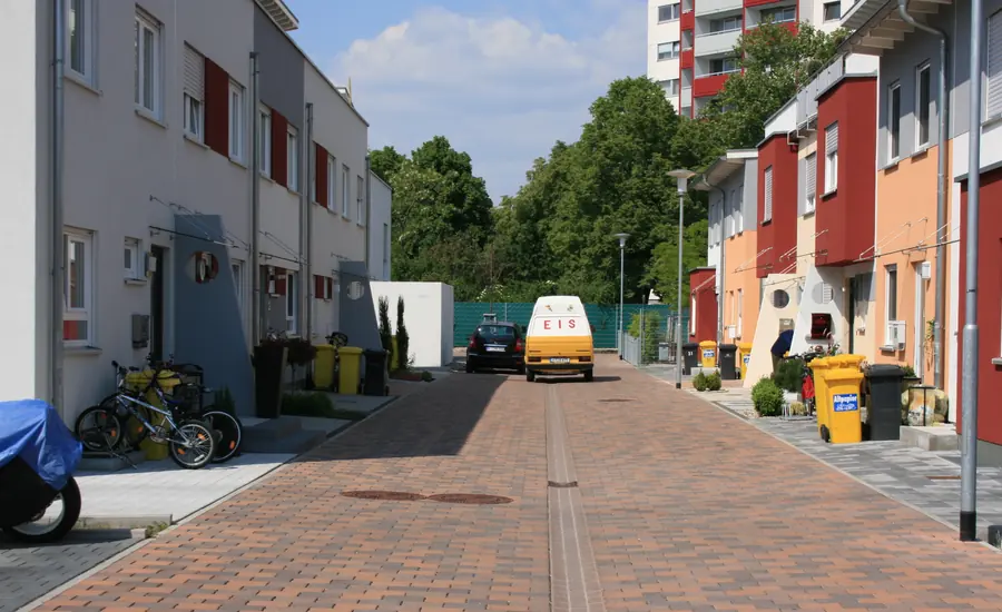 Wohnstraße mit versickerungsfähigem Pflasterbelag zwischen Reihenhäusern