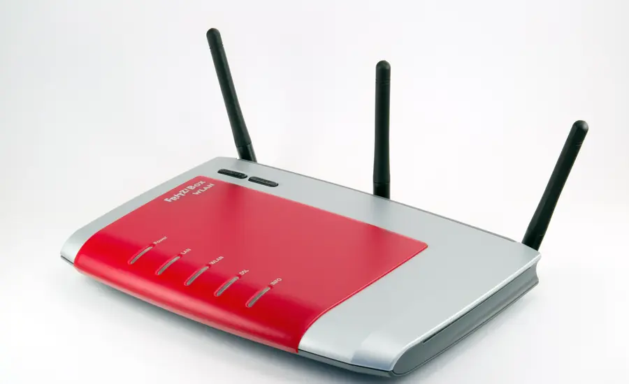 Rot-silberner WLAN-Router mit drei Antennen