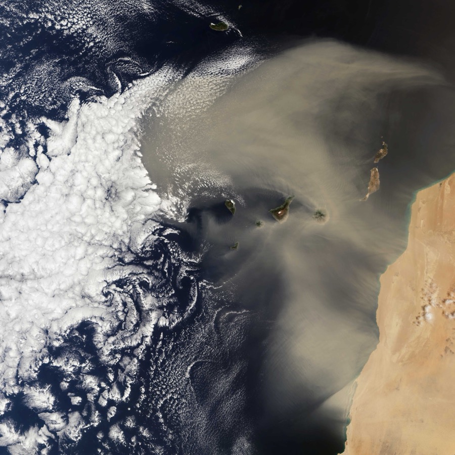 Satellitenbild eines Saharastaubsturms über dem Atlantik und den Kanarischen Inseln