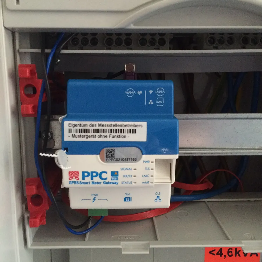 Smart Meter Gateway auf der Hutschiene in einem Zählerschrank